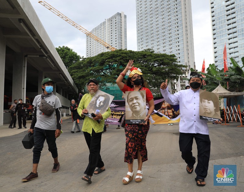 Sejumlah seniman melakukan pertunjukan di halaman depan Taman Ismail Marzuki (TIM), Cikini, Jakarta Pusat, Rabu (11/10/2021). (CNBC Indonesia/Muhammad Sabki) Sejumlah seniman melakukan pertunjukan di halaman depan Taman Ismail Marzuki (TIM), Cikini, Jakarta Pusat, Rabu (11/10/2021). (CNBC Indonesia/Muhammad Sabki)