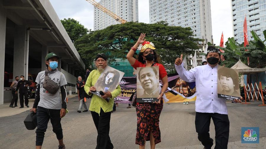 Sejumlah seniman melakukan pertunjukan di halaman depan Taman Ismail Marzuki (TIM), Cikini, Jakarta Pusat, Rabu (11/10/2021). (CNBC Indonesia/Muhammad Sabki)