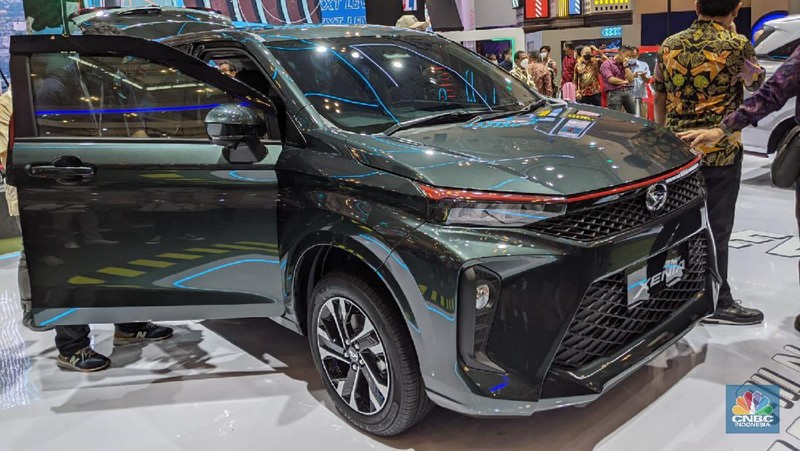 Brio generasi terbaru ini mengalami ubahan dari sektor eksterior dan interior terutama pada desain belakang yang tidak lagi menggunakan kaca besar, tetapi dibuat seperti mobil pada umumnya.Honda Brio RS manual dibanderol Rp 176 juta, sedangkan yang transmisi otomatik dipatok Rp 191 juta. Mesin yang digunakan mobil Honda Brio bertipe 1.2L i-VTEC. Dari mesin ini, Honda Brio bisa menghasilkan tenaga sebesar 90 Ps pada 6.000 rpm, sedangkan torsi puncaknya sebesar 110 Nm pada 4.800 rpm. (վ/Andrean Kristianto)