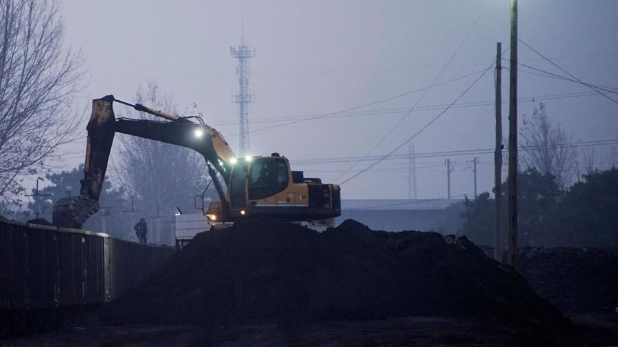Bongkar muat batu bara di China. (REUTERS/ALY SONG)