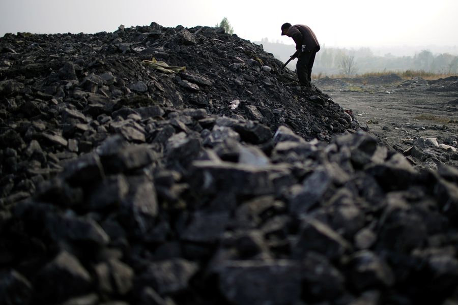 Bongkar muat batu bara di China. (REUTERS/ALY SONG)