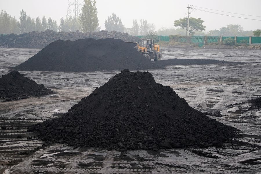Bongkar muat batu bara di China. (REUTERS/ALY SONG)