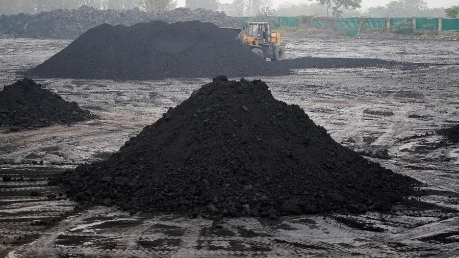 Bongkar muat batu bara di China. (REUTERS/ALY SONG)