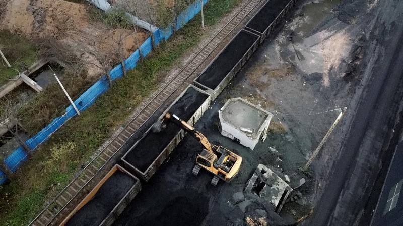Bongkar muat batu bara di China. (REUTERS/ALY SONG)