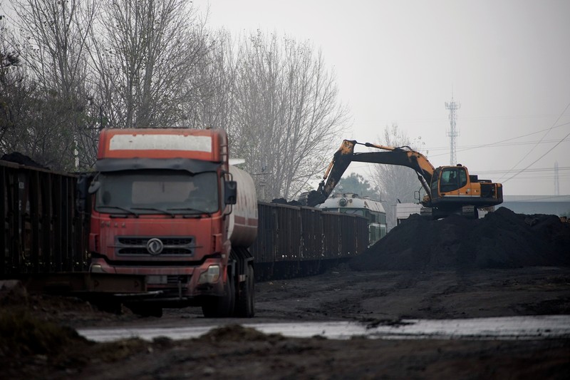 Bongkar muat batu bara di China. (REUTERS/ALY SONG)