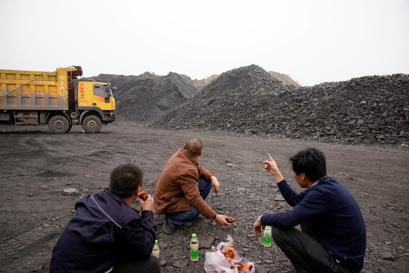 Bongkar muat batu bara di China. (REUTERS/ALY SONG) Bongkar muat batu bara di China. (REUTERS/ALY SONG)