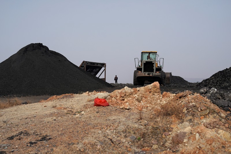 Bongkar muat batu bara di China. (REUTERS/ALY SONG)