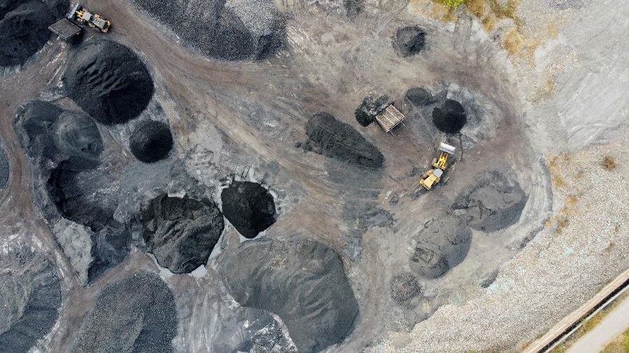 Bongkar muat batu bara di China. (REUTERS/ALY SONG)