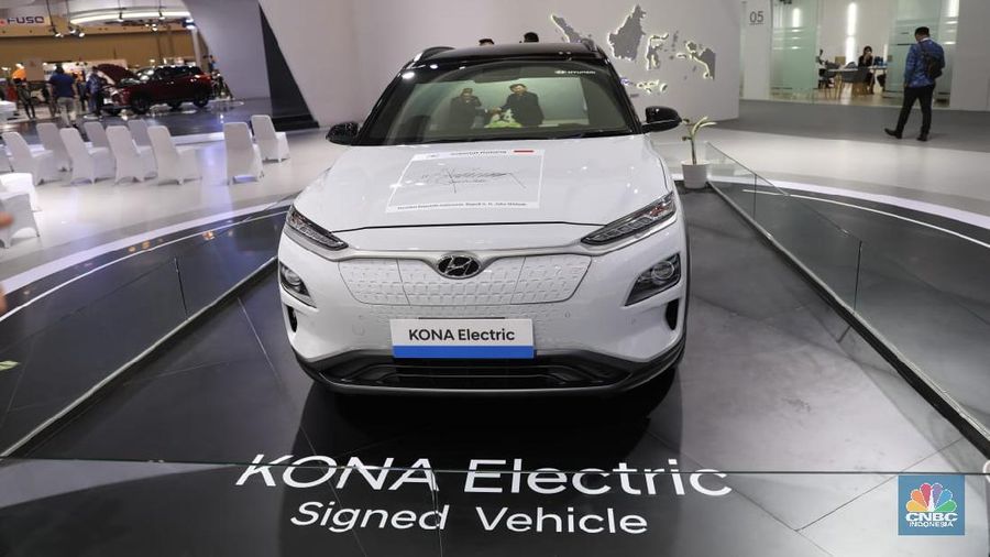 Mobil Listrik Hyundai IONIQ 5 Produksi Indonesia yang di pamerkan dalam ajang Indonesia International Motor Show (IIMS) 2022 di JIExpo-Kemayoran, Kamis (31/3/2022). IONIQ 5 merupakan mobil listrik yang diproduksi di pabrik Hyundai di Cikarang, Jawa Barat.  (CNBC Indonesia/ Tri Susilo).