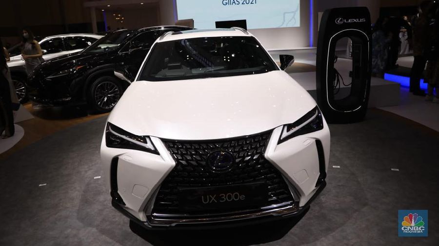 Mobil Listrik Hyundai IONIQ 5 Produksi Indonesia yang di pamerkan dalam ajang Indonesia International Motor Show (IIMS) 2022 di JIExpo-Kemayoran, Kamis (31/3/2022). IONIQ 5 merupakan mobil listrik yang diproduksi di pabrik Hyundai di Cikarang, Jawa Barat.  (CNBC Indonesia/ Tri Susilo).