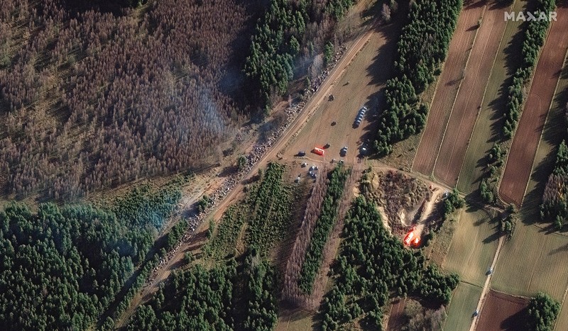 Para migran berkumpul di dekat pagar kawat berduri dalam upaya melintasi perbatasan dengan Polandia di wilayah Grodno, Belarusia. (via REUTERS/OBTAINED BY REUTERS)
