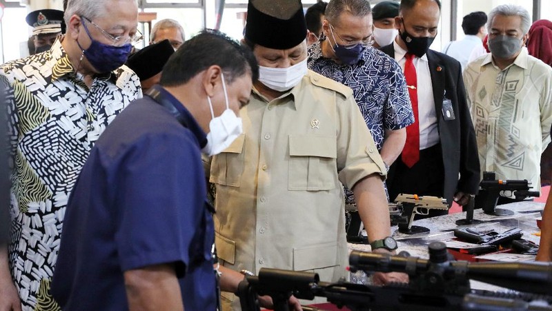 Prabowo pada Kamis (11/11) sukses membawa Perdana Menteri (PM) Malaysia, Dato' Sri Ismail Sabri Yaakob dan Menteri Pertahanan Malaysia, Dato’ Seri Hishammuddin Hussein mengunjungi inhan dalam negeri PT Pindad (Persero) di Bandung, Jawa Barat. Ist