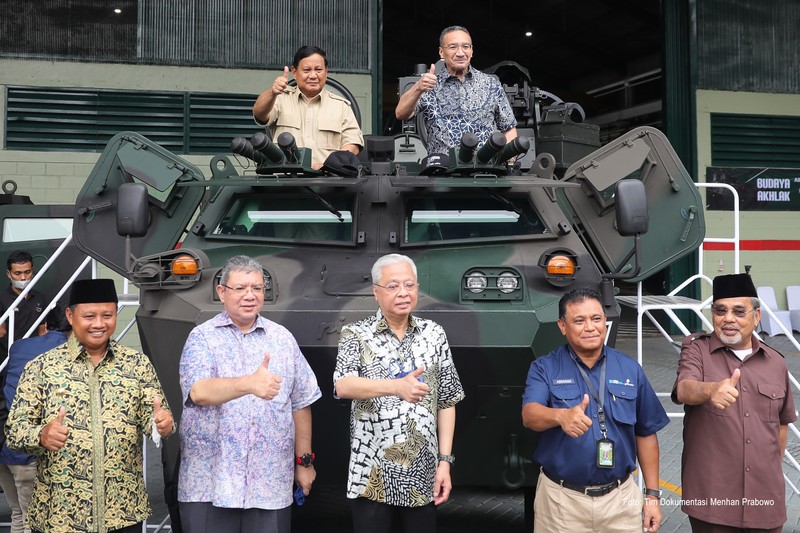 Prabowo pada Kamis (11/11) sukses membawa Perdana Menteri (PM) Malaysia, Dato' Sri Ismail Sabri Yaakob dan Menteri Pertahanan Malaysia, Dato’ Seri Hishammuddin Hussein mengunjungi inhan dalam negeri PT Pindad (Persero) di Bandung, Jawa Barat. Ist