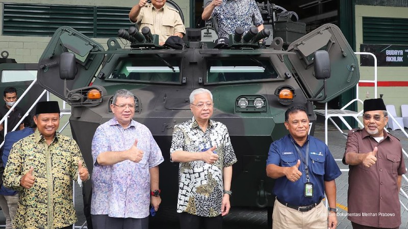 Prabowo pada Kamis (11/11) sukses membawa Perdana Menteri (PM) Malaysia, Dato' Sri Ismail Sabri Yaakob dan Menteri Pertahanan Malaysia, Dato’ Seri Hishammuddin Hussein mengunjungi inhan dalam negeri PT Pindad (Persero) di Bandung, Jawa Barat. Ist