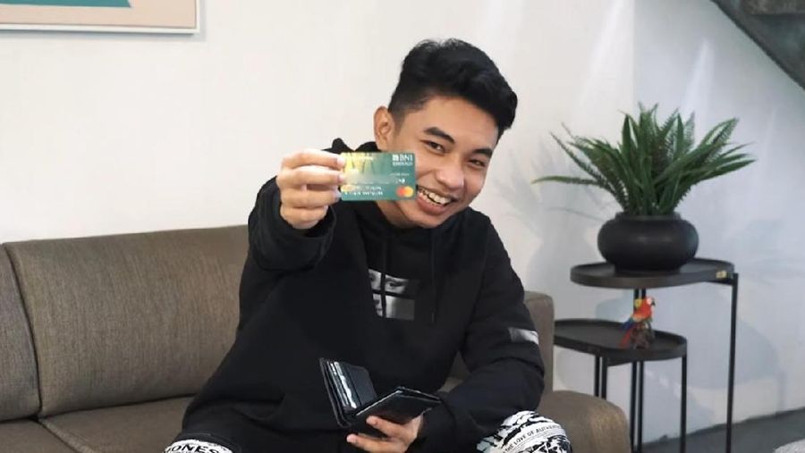 Youtube Milenial Fiki Naki menunjukkan Kartu Debit BNI Emerald