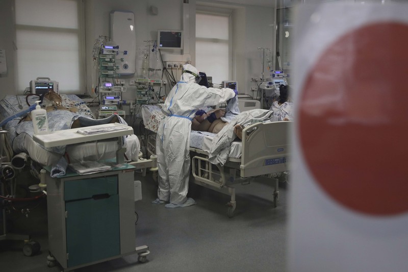 Lonjakan covid-19 dirumah sakit Rusia. (AP/Vitali Timkiv) Lonjakan covid-19 dirumah sakit Rusia. (AP/Vitali Timkiv)