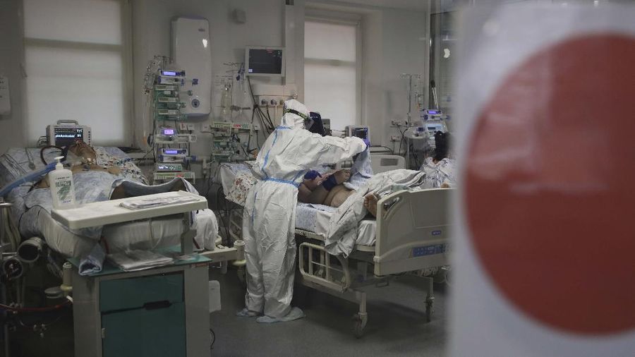 Lonjakan covid-19 dirumah sakit Rusia. (AP/Vitali Timkiv)