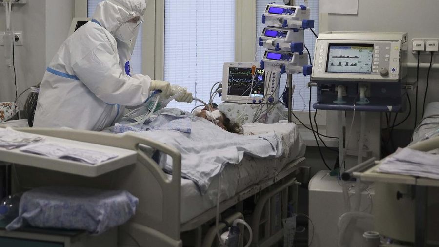Lonjakan covid-19 dirumah sakit Rusia. (AP/Vitali Timkiv)
