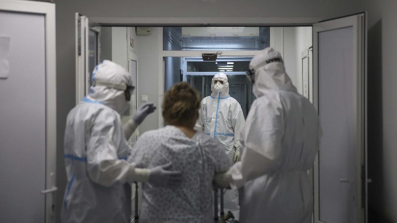 Lonjakan covid-19 dirumah sakit Rusia. (AP/Vitali Timkiv)