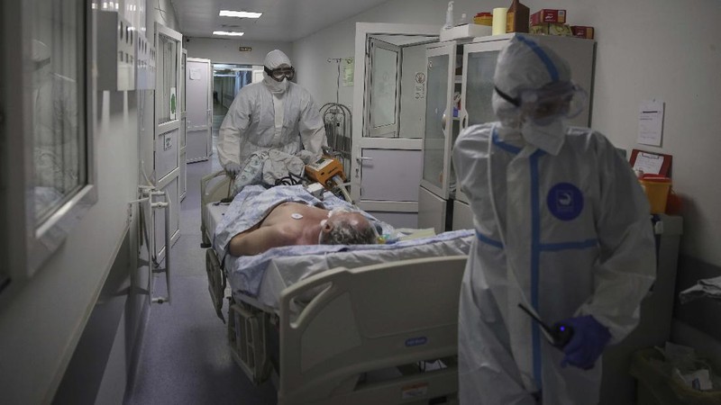 Lonjakan covid-19 dirumah sakit Rusia. (AP/Vitali Timkiv)