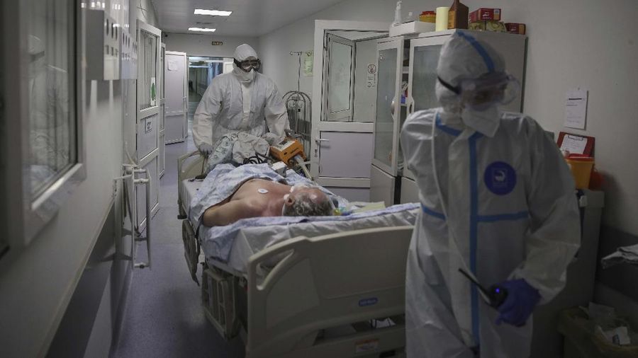 Lonjakan covid-19 dirumah sakit Rusia. (AP/Vitali Timkiv)