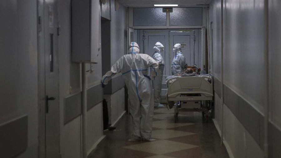 Lonjakan covid-19 dirumah sakit Rusia. (AP/Vitali Timkiv)