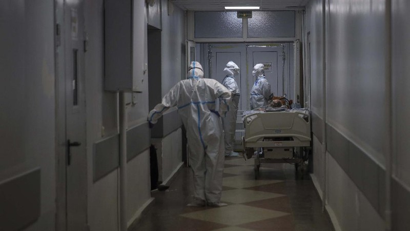 Lonjakan covid-19 dirumah sakit Rusia. (AP/Vitali Timkiv)
