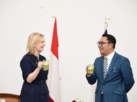 Diplomasi Cendol Jadi Kunci Pertemuan Menlu Inggris di Bogor