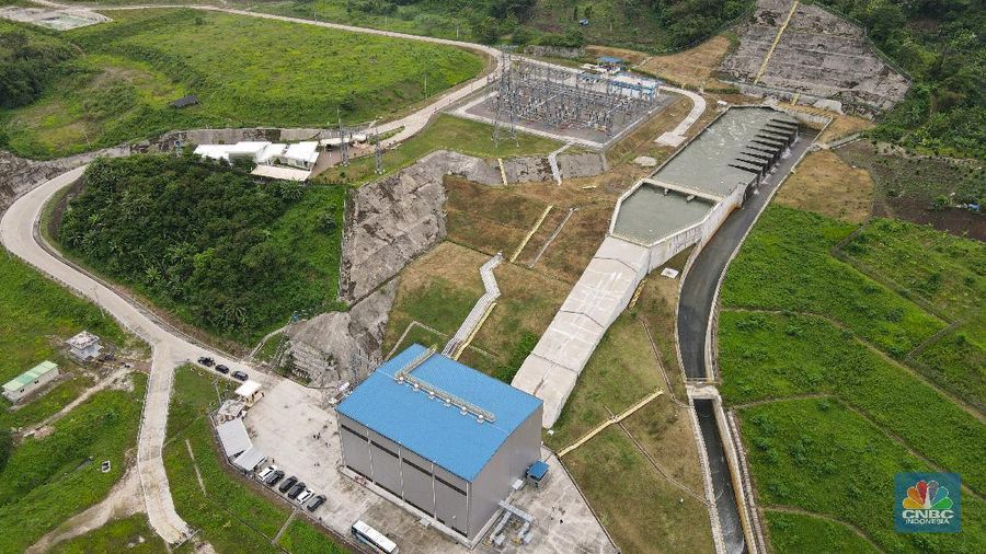 Foto udara suasana PLTA Rajamandala di Desa Cihea, Kecamatan Haurwangi, Kabupaten Cianjur, Jawa Barat, Kamis (11/11/2021). PLTA Rajamandala memiliki kepasitas 47 Megawatt (MW) ini beroperasi sejak Mei 2019. PLTA Rajamandala memanfaatkan aliran sungai Citarum yang merupakan keluaran dari PLTA Saguling dengan menggunakan turbin Vertical Kaplan. PLTA ini tidak memerlukan pembangunan waduk atau bisa disebut dengan kategori PLTA run-of-river. (վ/ Andrean Kristianto)