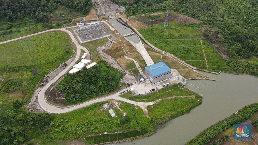 Foto udara suasana PLTA Rajamandala di Desa Cihea, Kecamatan Haurwangi, Kabupaten Cianjur, Jawa Barat, Kamis (11/11/2021). PLTA Rajamandala memiliki kepasitas 47 Megawatt (MW) ini beroperasi sejak Mei 2019. PLTA Rajamandala memanfaatkan aliran sungai Citarum yang merupakan keluaran dari PLTA Saguling dengan menggunakan turbin Vertical Kaplan. PLTA ini tidak memerlukan pembangunan waduk atau bisa disebut dengan kategori PLTA run-of-river. (վ/ Andrean Kristianto)