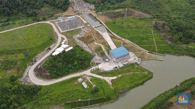 Foto udara suasana PLTA Rajamandala di Desa Cihea, Kecamatan Haurwangi, Kabupaten Cianjur, Jawa Barat, Kamis (11/11/2021). PLTA Rajamandala memiliki kepasitas 47 Megawatt (MW) ini beroperasi sejak Mei 2019. PLTA Rajamandala memanfaatkan aliran sungai Citarum yang merupakan keluaran dari PLTA Saguling dengan menggunakan turbin Vertical Kaplan. PLTA ini tidak memerlukan pembangunan waduk atau bisa disebut dengan kategori PLTA run-of-river. (վ/ Andrean Kristianto)