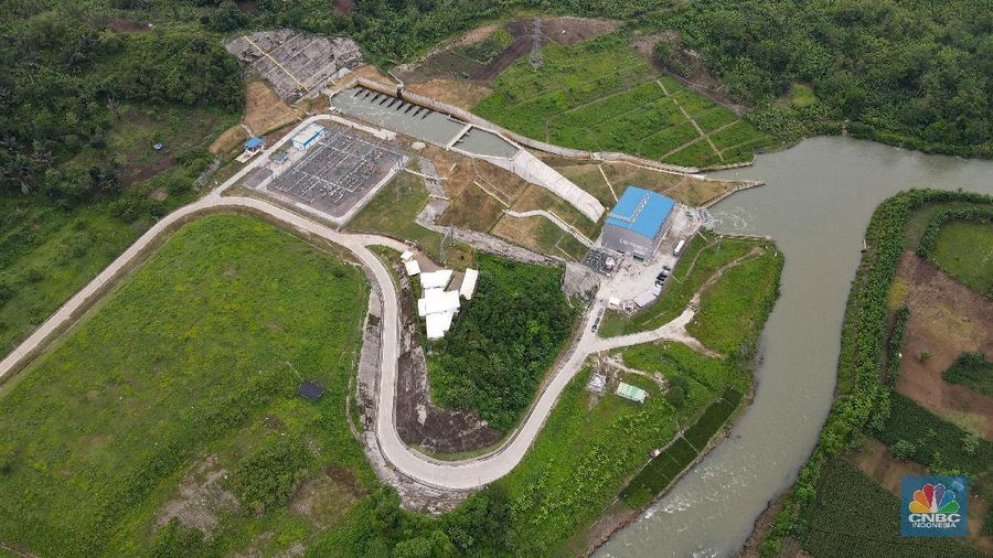 Foto udara suasana PLTA Rajamandala di Desa Cihea, Kecamatan Haurwangi, Kabupaten Cianjur, Jawa Barat, Kamis (11/11/2021). PLTA Rajamandala memiliki kepasitas 47 Megawatt (MW) ini beroperasi sejak Mei 2019. PLTA Rajamandala memanfaatkan aliran sungai Citarum yang merupakan keluaran dari PLTA Saguling dengan menggunakan turbin Vertical Kaplan. PLTA ini tidak memerlukan pembangunan waduk atau bisa disebut dengan kategori PLTA run-of-river. (վ/ Andrean Kristianto)