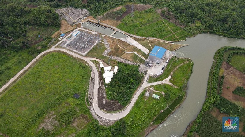 Foto udara suasana PLTA Rajamandala di Desa Cihea, Kecamatan Haurwangi, Kabupaten Cianjur, Jawa Barat, Kamis (11/11/2021). PLTA Rajamandala memiliki kepasitas 47 Megawatt (MW) ini beroperasi sejak Mei 2019. PLTA Rajamandala memanfaatkan aliran sungai Citarum yang merupakan keluaran dari PLTA Saguling dengan menggunakan turbin Vertical Kaplan. PLTA ini tidak memerlukan pembangunan waduk atau bisa disebut dengan kategori PLTA run-of-river. (վ/ Andrean Kristianto)