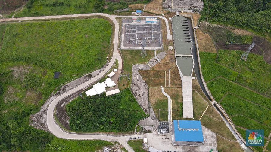 Foto udara suasana PLTA Rajamandala di Desa Cihea, Kecamatan Haurwangi, Kabupaten Cianjur, Jawa Barat, Kamis (11/11/2021). PLTA Rajamandala memiliki kepasitas 47 Megawatt (MW) ini beroperasi sejak Mei 2019. PLTA Rajamandala memanfaatkan aliran sungai Citarum yang merupakan keluaran dari PLTA Saguling dengan menggunakan turbin Vertical Kaplan. PLTA ini tidak memerlukan pembangunan waduk atau bisa disebut dengan kategori PLTA run-of-river. (վ/ Andrean Kristianto)