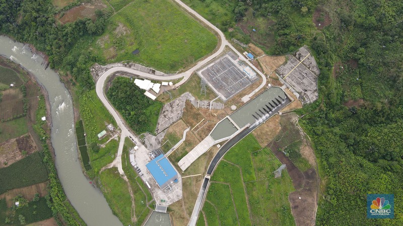 Foto udara suasana PLTA Rajamandala di Desa Cihea, Kecamatan Haurwangi, Kabupaten Cianjur, Jawa Barat, Kamis (11/11/2021). PLTA Rajamandala memiliki kepasitas 47 Megawatt (MW) ini beroperasi sejak Mei 2019. PLTA Rajamandala memanfaatkan aliran sungai Citarum yang merupakan keluaran dari PLTA Saguling dengan menggunakan turbin Vertical Kaplan. PLTA ini tidak memerlukan pembangunan waduk atau bisa disebut dengan kategori PLTA run-of-river. (CNBC Indonesia/ Andrean Kristianto)
