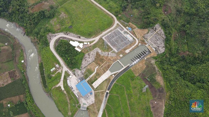 PLTA Rajamandala Foto udara suasana PLTA Rajamandala di Desa Cihea, Kecamatan Haurwangi, Kabupaten Cianjur, Jawa Barat, Kamis (11/11/2021). PLTA Rajamandala memiliki kepasitas 47 Megawatt (MW) ini beroperasi sejak Mei 2019. PLTA Rajamandala memanfaatkan aliran sungai Citarum yang merupakan keluaran dari PLTA Saguling dengan menggunakan turbin Vertical Kaplan. PLTA ini tidak memerlukan pembangunan waduk atau bisa disebut dengan kategori PLTA run-of-river. (CNBC Indonesia/ Andrean Kristianto)