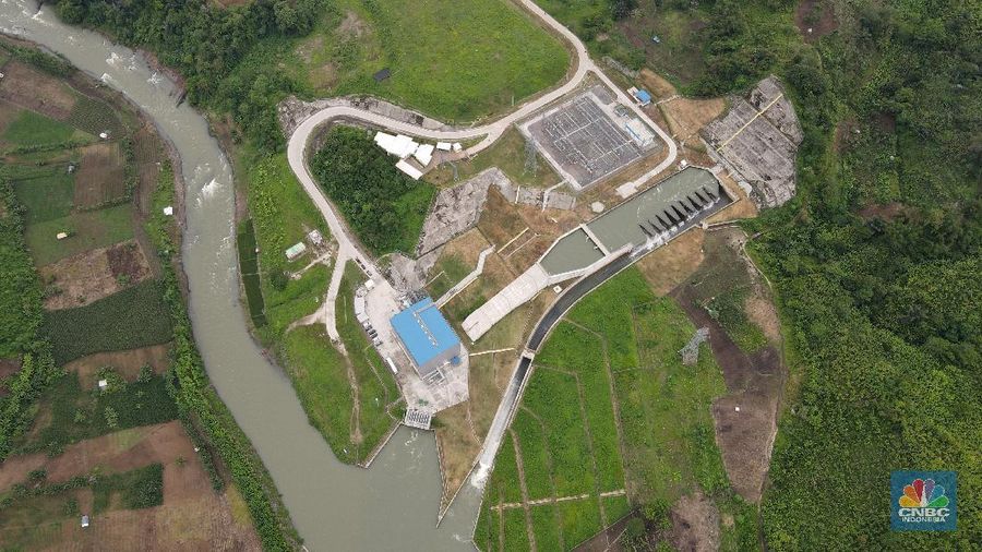 Foto udara suasana PLTA Rajamandala di Desa Cihea, Kecamatan Haurwangi, Kabupaten Cianjur, Jawa Barat, Kamis (11/11/2021). PLTA Rajamandala memiliki kepasitas 47 Megawatt (MW) ini beroperasi sejak Mei 2019. PLTA Rajamandala memanfaatkan aliran sungai Citarum yang merupakan keluaran dari PLTA Saguling dengan menggunakan turbin Vertical Kaplan. PLTA ini tidak memerlukan pembangunan waduk atau bisa disebut dengan kategori PLTA run-of-river. (վ/ Andrean Kristianto)