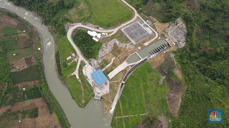 Foto udara suasana PLTA Rajamandala di Desa Cihea, Kecamatan Haurwangi, Kabupaten Cianjur, Jawa Barat, Kamis (11/11/2021). PLTA Rajamandala memiliki kepasitas 47 Megawatt (MW) ini beroperasi sejak Mei 2019. PLTA Rajamandala memanfaatkan aliran sungai Citarum yang merupakan keluaran dari PLTA Saguling dengan menggunakan turbin Vertical Kaplan. PLTA ini tidak memerlukan pembangunan waduk atau bisa disebut dengan kategori PLTA run-of-river. (վ/ Andrean Kristianto)