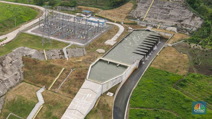 Foto udara suasana PLTA Rajamandala di Desa Cihea, Kecamatan Haurwangi, Kabupaten Cianjur, Jawa Barat, Kamis (11/11/2021). PLTA Rajamandala memiliki kepasitas 47 Megawatt (MW) ini beroperasi sejak Mei 2019. PLTA Rajamandala memanfaatkan aliran sungai Citarum yang merupakan keluaran dari PLTA Saguling dengan menggunakan turbin Vertical Kaplan. PLTA ini tidak memerlukan pembangunan waduk atau bisa disebut dengan kategori PLTA run-of-river. (վ/ Andrean Kristianto)
