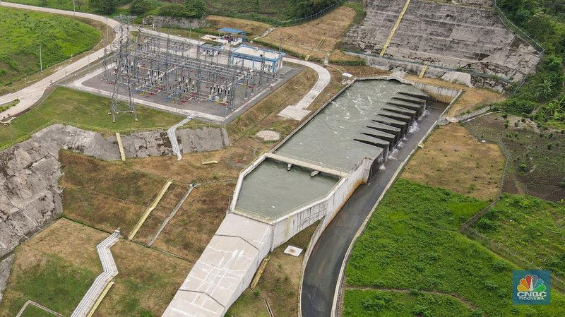 Foto udara suasana PLTA Rajamandala di Desa Cihea, Kecamatan Haurwangi, Kabupaten Cianjur, Jawa Barat, Kamis (11/11/2021). PLTA Rajamandala memiliki kepasitas 47 Megawatt (MW) ini beroperasi sejak Mei 2019. PLTA Rajamandala memanfaatkan aliran sungai Citarum yang merupakan keluaran dari PLTA Saguling dengan menggunakan turbin Vertical Kaplan. PLTA ini tidak memerlukan pembangunan waduk atau bisa disebut dengan kategori PLTA run-of-river. (վ/ Andrean Kristianto)