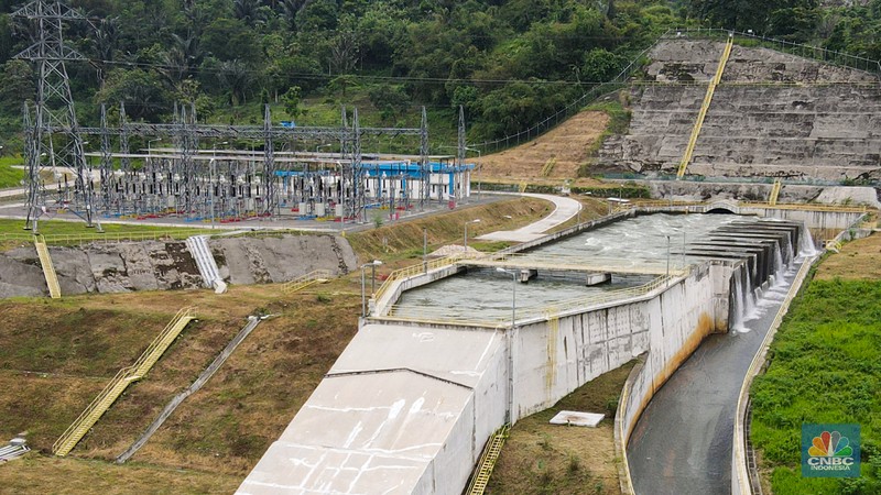 Foto udara suasana PLTA Rajamandala di Desa Cihea, Kecamatan Haurwangi, Kabupaten Cianjur, Jawa Barat, Kamis (11/11/2021). PLTA Rajamandala memiliki kepasitas 47 Megawatt (MW) ini beroperasi sejak Mei 2019. PLTA Rajamandala memanfaatkan aliran sungai Citarum yang merupakan keluaran dari PLTA Saguling dengan menggunakan turbin Vertical Kaplan. PLTA ini tidak memerlukan pembangunan waduk atau bisa disebut dengan kategori PLTA run-of-river. (CNBC Indonesia/ Andrean Kristianto)