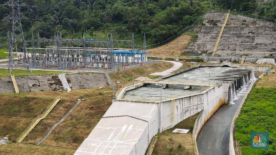 Foto udara suasana PLTA Rajamandala di Desa Cihea, Kecamatan Haurwangi, Kabupaten Cianjur, Jawa Barat, Kamis (11/11/2021). PLTA Rajamandala memiliki kepasitas 47 Megawatt (MW) ini beroperasi sejak Mei 2019. PLTA Rajamandala memanfaatkan aliran sungai Citarum yang merupakan keluaran dari PLTA Saguling dengan menggunakan turbin Vertical Kaplan. PLTA ini tidak memerlukan pembangunan waduk atau bisa disebut dengan kategori PLTA run-of-river. (վ/ Andrean Kristianto)