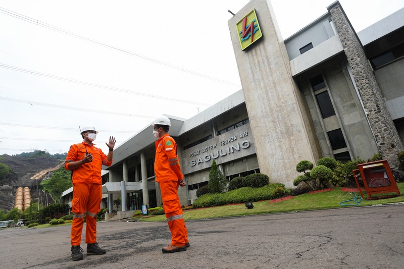 Direktur Utama Indonesia Power, M. Ahsin Sidqi (tengah) berbincang denga petugas di area PLTA Saguling di Kabupaten Bandung Barat, Provinsi Jawa Barat, Rabu (11/11/2021). PLTA Saguling POMU berperan penting dalam sistem kelistrikan Jawa Bali. Berkapasitas 700,72 Mega Watt (MW), PLTA Saguling berkontribusi sebesar 2,5 persen dari sistem Jawa-Bali yang memiliki total kapasitas 27.700 MW. (CNBC Indonesia/ Andrean Kristianto)