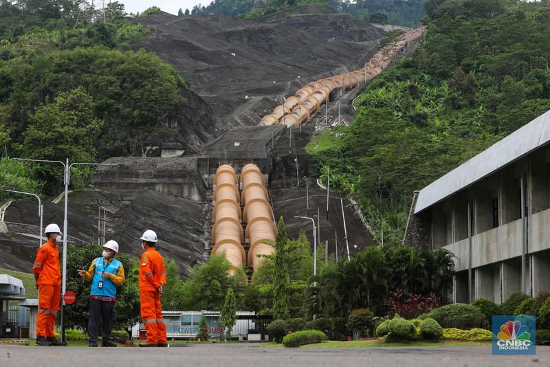 Direktur Utama Indonesia Power, M. Ahsin Sidqi (tengah) berbincang denga petugas di area PLTA Saguling di Kabupaten Bandung Barat, Provinsi Jawa Barat, Rabu (11/11/2021). PLTA Saguling POMU berperan penting dalam sistem kelistrikan Jawa Bali. Berkapasitas 700,72 Mega Watt (MW), PLTA Saguling berkontribusi sebesar 2,5 persen dari sistem Jawa-Bali yang memiliki total kapasitas 27.700 MW. (CNBC Indonesia/ Andrean Kristianto)
