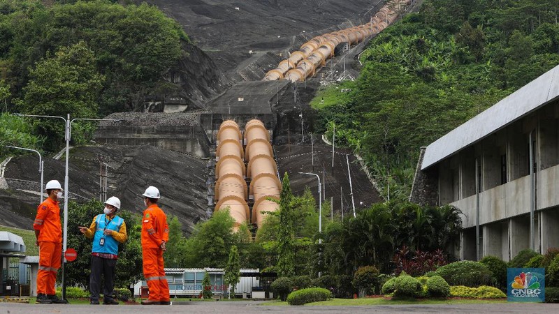 Direktur Utama Indonesia Power, M. Ahsin Sidqi (tengah) berbincang denga petugas di area PLTA Saguling di Kabupaten Bandung Barat, Provinsi Jawa Barat, Rabu (11/11/2021). PLTA Saguling POMU berperan penting dalam sistem kelistrikan Jawa Bali. Berkapasitas 700,72 Mega Watt (MW), PLTA Saguling berkontribusi sebesar 2,5 persen dari sistem Jawa-Bali yang memiliki total kapasitas 27.700 MW. (CNBC Indonesia/ Andrean Kristianto)