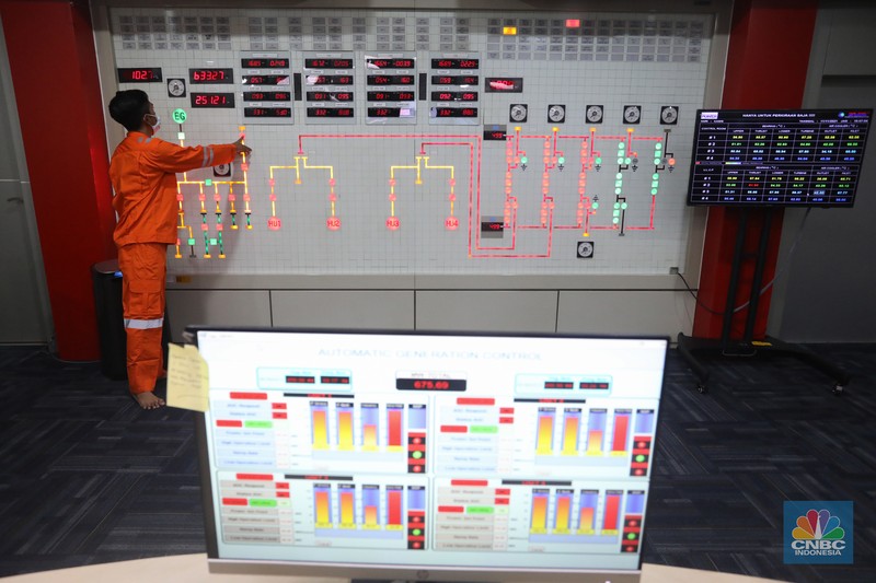 PLTA Saguling Direktur Utama Indonesia Power, M. Ahsin Sidqi (tengah) berbincang denga petugas di area PLTA Saguling di Kabupaten Bandung Barat, Provinsi Jawa Barat, Rabu (11/11/2021). PLTA Saguling POMU berperan penting dalam sistem kelistrikan Jawa Bali. Berkapasitas 700,72 Mega Watt (MW), PLTA Saguling berkontribusi sebesar 2,5 persen dari sistem Jawa-Bali yang memiliki total kapasitas 27.700 MW. (CNBC Indonesia/ Andrean Kristianto)