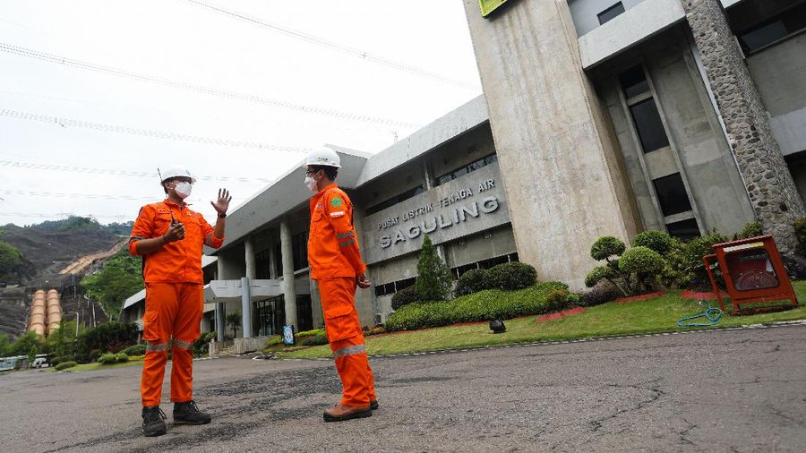 Direktur Utama Indonesia Power, M. Ahsin Sidqi (tengah) berbincang denga petugas di area PLTA Saguling di Kabupaten Bandung Barat, Provinsi Jawa Barat, Rabu (11/11/2021). PLTA Saguling POMU berperan penting dalam sistem kelistrikan Jawa Bali. Berkapasitas 700,72 Mega Watt (MW), PLTA Saguling berkontribusi sebesar 2,5 persen dari sistem Jawa-Bali yang memiliki total kapasitas 27.700 MW. (վ/ Andrean Kristianto)