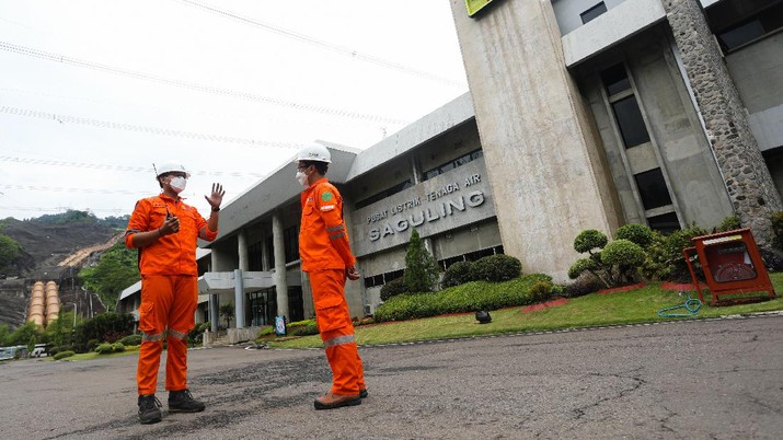 PLTA Saguling Petugas bekerja di area PLTA Saguling di Kabupaten Bandung Barat, Provinsi Jawa Barat, Rabu (11/11/2021). PLTA Saguling POMU berperan penting dalam sistem kelistrikan Jawa Bali. Berkapasitas 700,72 Mega Watt (MW), PLTA Saguling berkontribusi sebesar 2,5 persen dari sistem Jawa-Bali yang memiliki total kapasitas 27.700 MW. (CNBC Indonesia/ Andrean Kristianto)