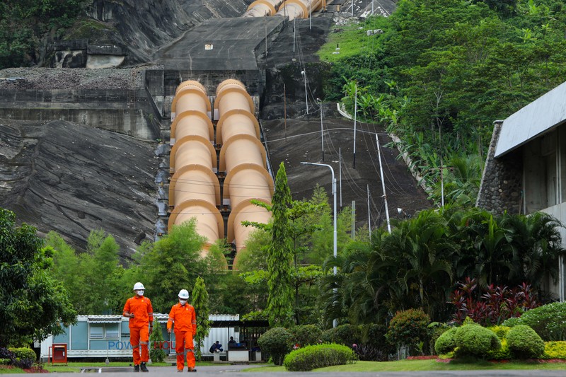 Direktur Utama Indonesia Power, M. Ahsin Sidqi (tengah) berbincang denga petugas di area PLTA Saguling di Kabupaten Bandung Barat, Provinsi Jawa Barat, Rabu (11/11/2021). PLTA Saguling POMU berperan penting dalam sistem kelistrikan Jawa Bali. Berkapasitas 700,72 Mega Watt (MW), PLTA Saguling berkontribusi sebesar 2,5 persen dari sistem Jawa-Bali yang memiliki total kapasitas 27.700 MW. (CNBC Indonesia/ Andrean Kristianto)