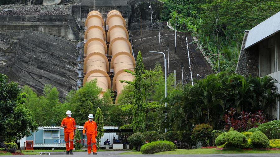 Direktur Utama Indonesia Power, M. Ahsin Sidqi (tengah) berbincang denga petugas di area PLTA Saguling di Kabupaten Bandung Barat, Provinsi Jawa Barat, Rabu (11/11/2021). PLTA Saguling POMU berperan penting dalam sistem kelistrikan Jawa Bali. Berkapasitas 700,72 Mega Watt (MW), PLTA Saguling berkontribusi sebesar 2,5 persen dari sistem Jawa-Bali yang memiliki total kapasitas 27.700 MW. (վ/ Andrean Kristianto)